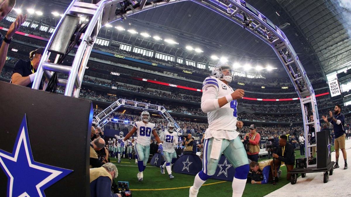 Dak Prescott # 4 de los Dallas Cowboys corre al campo antes del juego contra los Philadelphia Eagles en el estadio AT&amp;T, en Arlington, Texas.