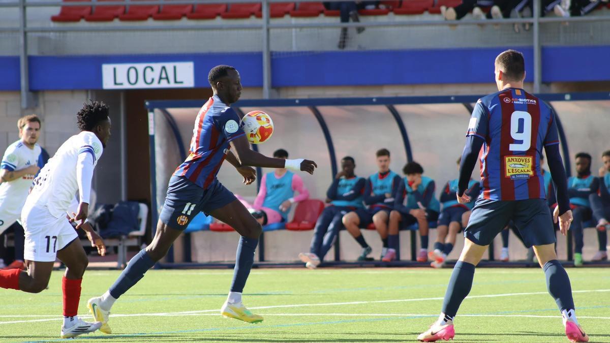 Sanku controla una pilota amb el pit en una acció del partit contra el Mollerussa.