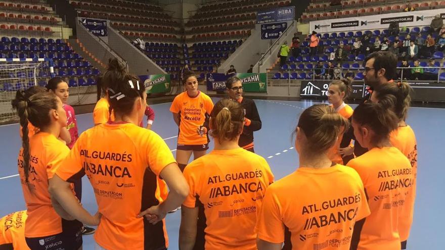 Prades charla con sus jugadoras antes del partido en Krasnodar. // @@Atlguardes_ofic