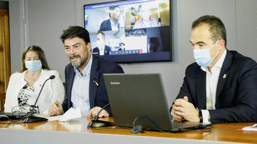 El alcalde, entre los ediles Julia Llopis y Antonio Peral, durante la presentación del plan de inclusión