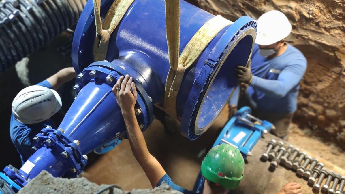 La Emshi instala de noche la toma de emergencia de agua potable en Benetússer