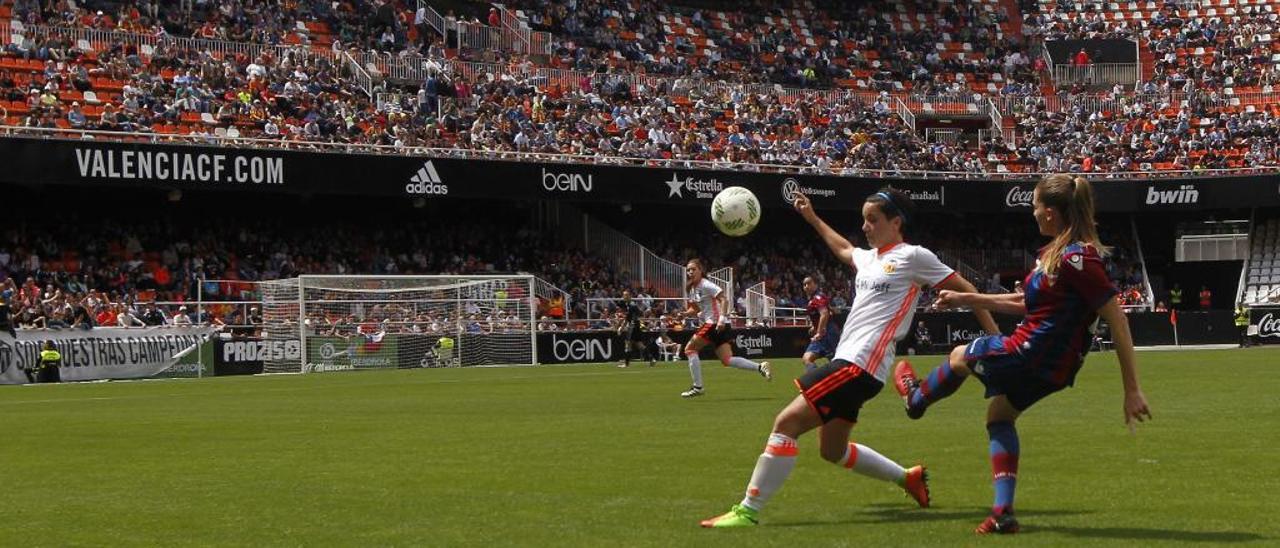 Las gradas de Mestalla se llenaron casi hasta la media entrada para ver el derbi entre Valencia y Levante UD.