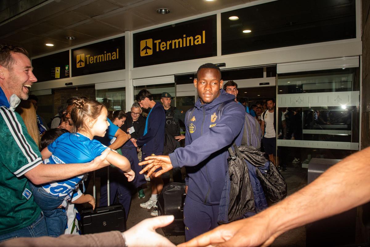 La afición acude en masa a Alvedro para recibir al Dépor tras la victoria en Cádiz