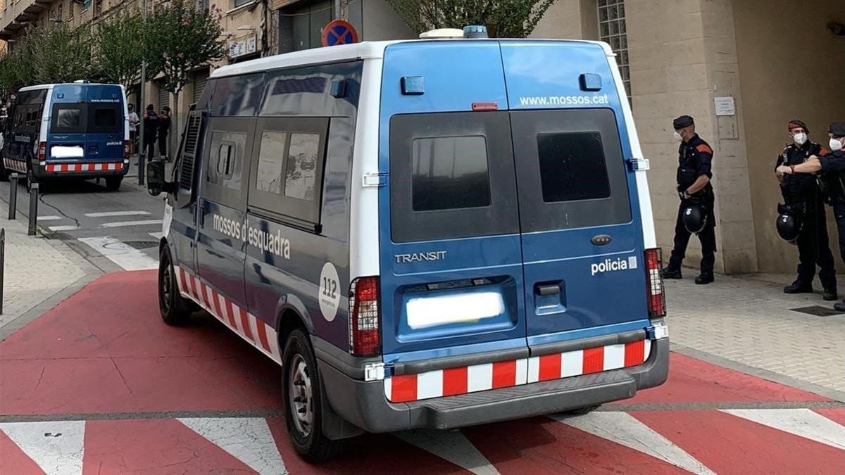 Furgonetas de los mossos en una operación policial.
