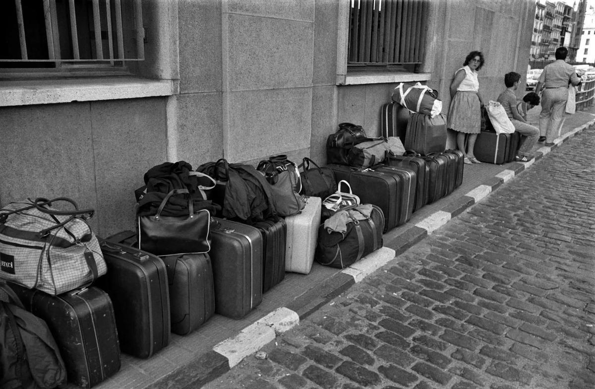 Esperando el tren en Valencia con todas las maletas y bolsas listas.