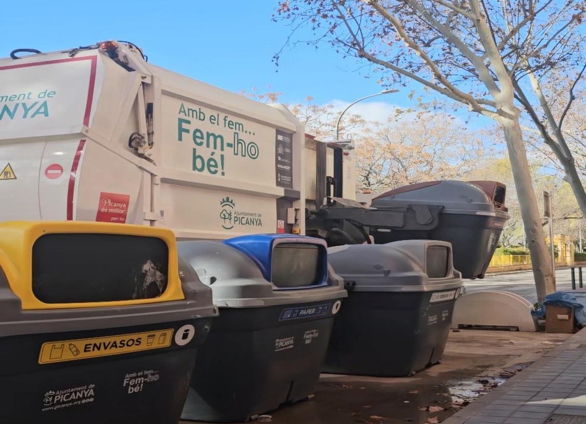 Un camión de la basura en las calles de Picanya.