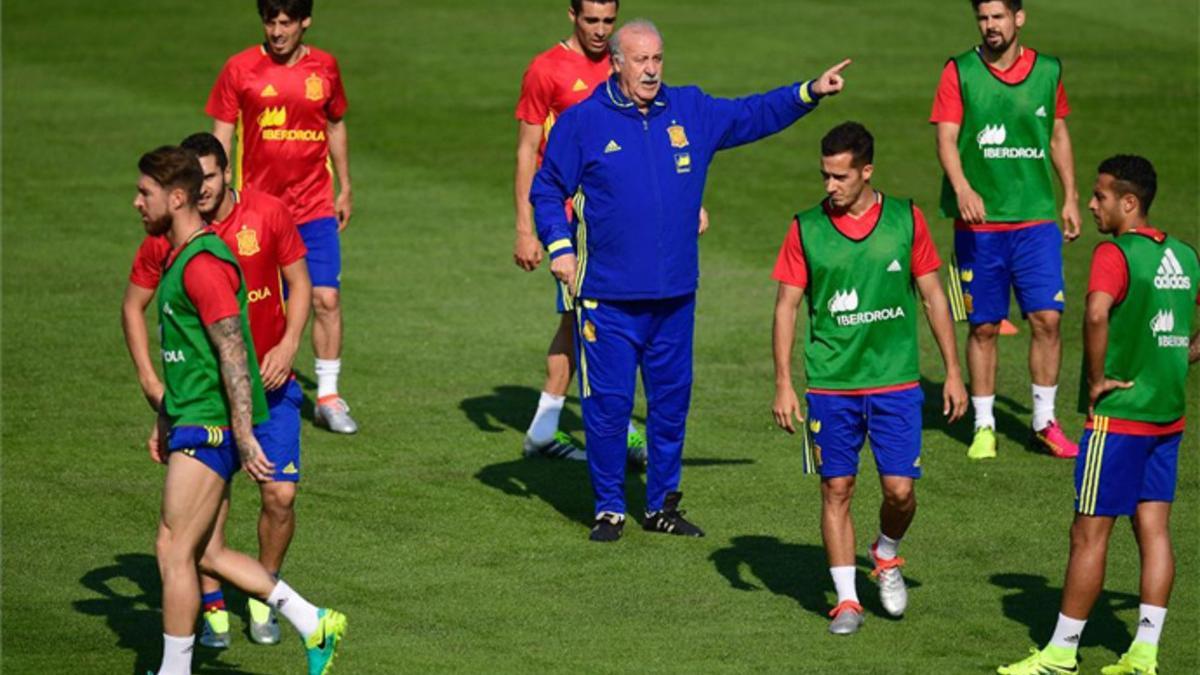 Del Bosque se mostró muy activo sobre el campo de entrenamiento