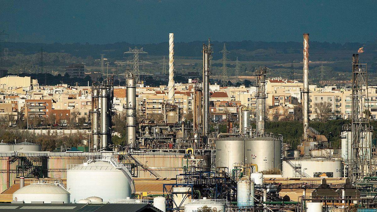 Petroquímica vista desde Salou con Tarragona al fondo.