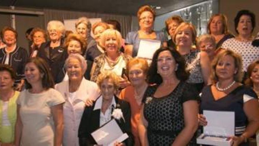 Foto de familia de las 27 mujeres homenajeadas con motivo del 50 aniversario de la Federación Thader Consumo.