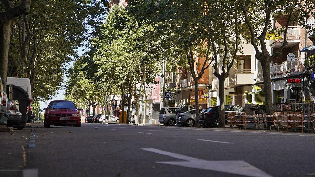 Un vehículo circula por la avenida de las Tres Cruces.