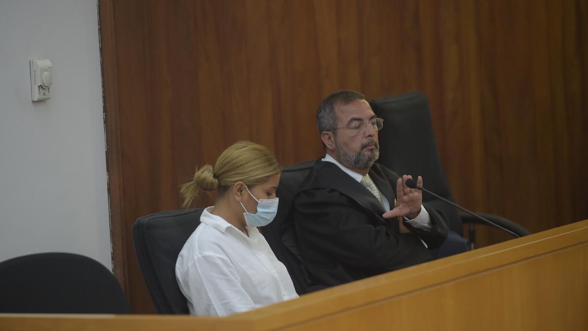 Sofía Elisabeth y su abogado, Fermín Guerrero, en la sala de Cartagena este viernes,
