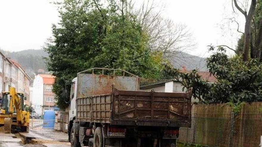 Obras de saneamiento en la calle Jesús Sánchez de Cuntis. // G.S.