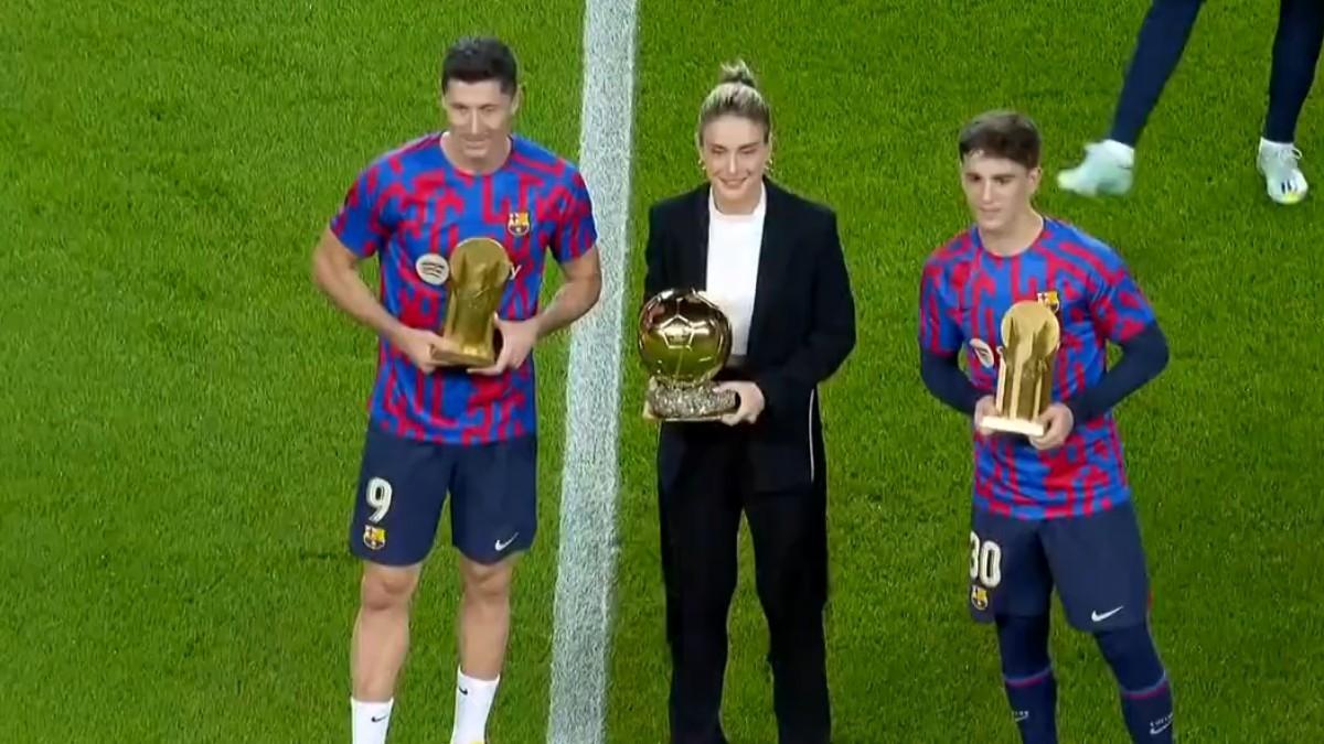 Alexia ofrece el Balón de Oro a la afición del Spotify Camp Nou