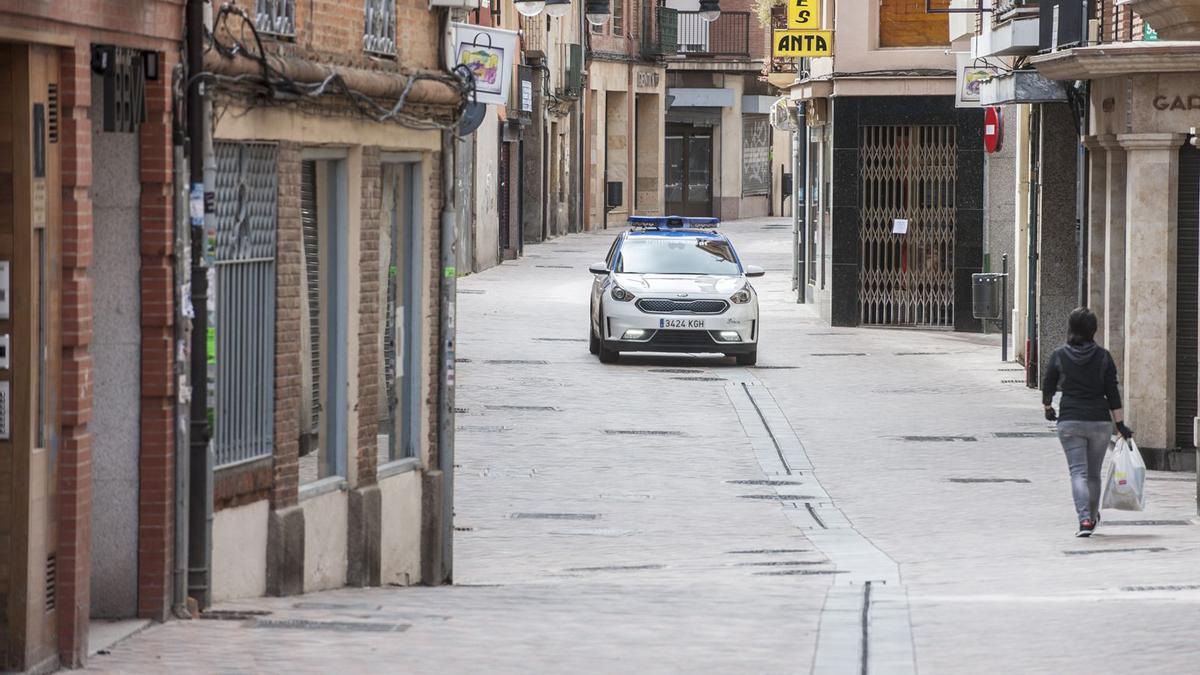 Un vehículo de Policía Local patrullando por el centro de la ciudad.