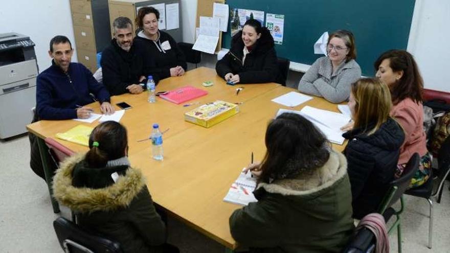 Una reunión de padres del Anpa del CEIP Domaio celebrada este mes. // Gonzalo Núñez