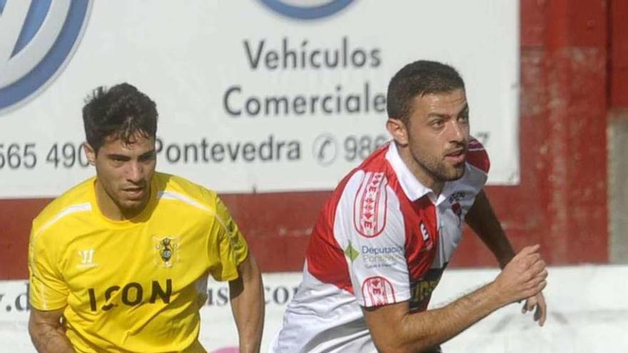 Hugo Soto conduce un balón durante el encuentro contra el Choco. // Noé Parga