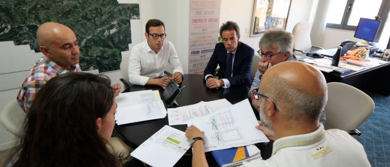 Nacho Cuesta y el ingeniero municipal, Ignacio Latierro, durante su reunión, ayer, con técnicos de Adif.