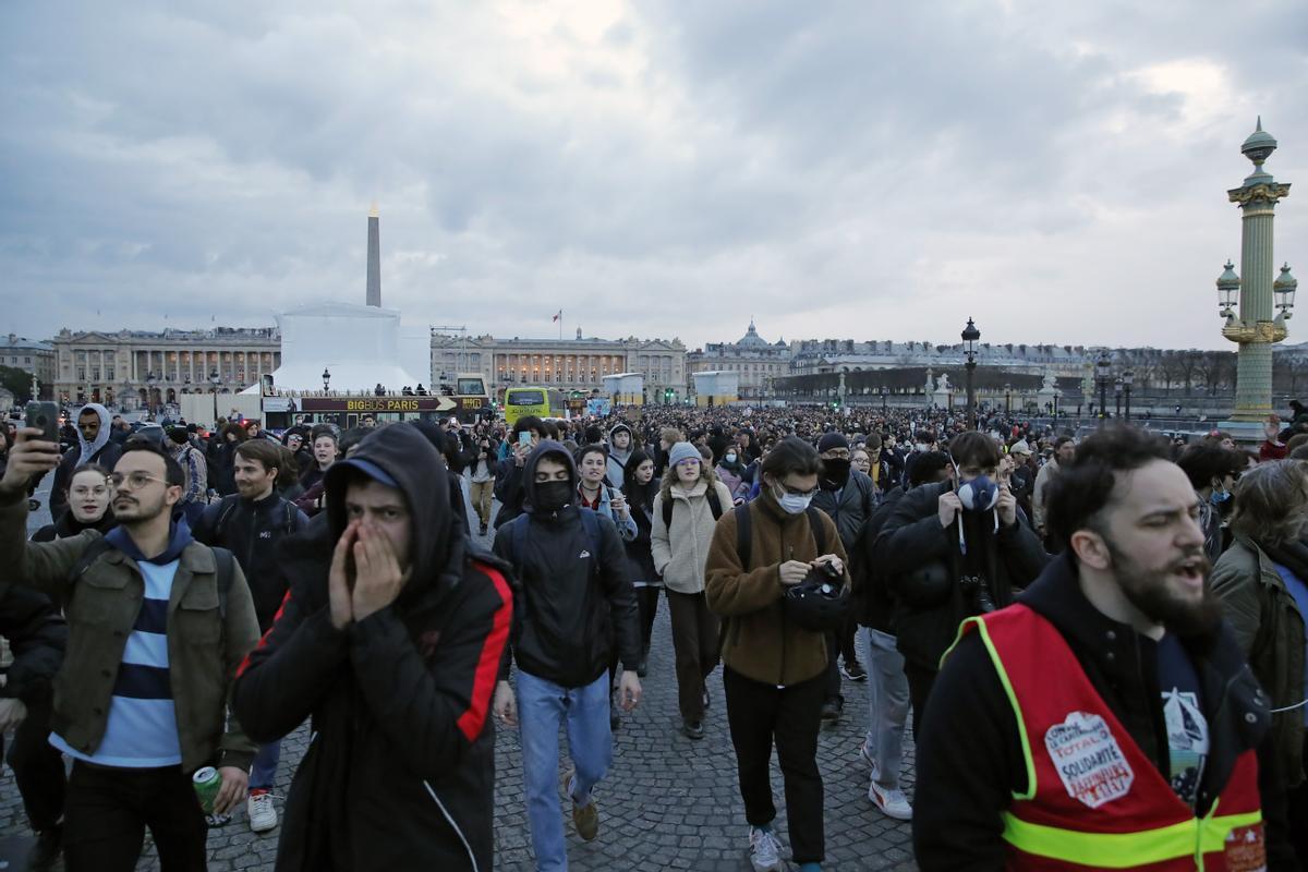 Paris (France), 17/03/2023.- People gather at Concorde square near the National Assembly to protest against the pension reform law in Paris, France, 17 March 2023. Protests continue for the second day near the National Assembly after French Prime Minister Elisabeth Borne on 16 March had announced the use of article 49 paragraph 3 (49.3) of the Constitution of France to have the text on the controversial pension reform law to be definitively adopted without a vote. (Protestas, Francia, Concordia) EFE/EPA/TERESA SUAREZ