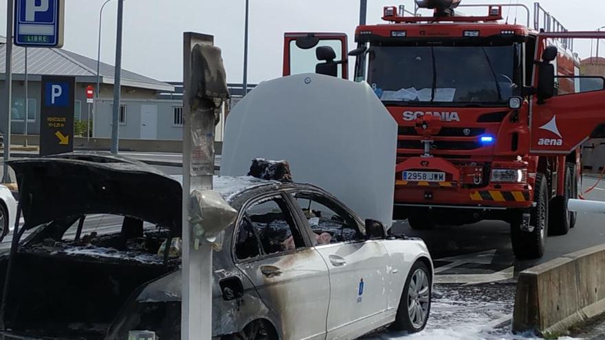 Arde un taxi a las puertas del aeropuerto de Alvedro