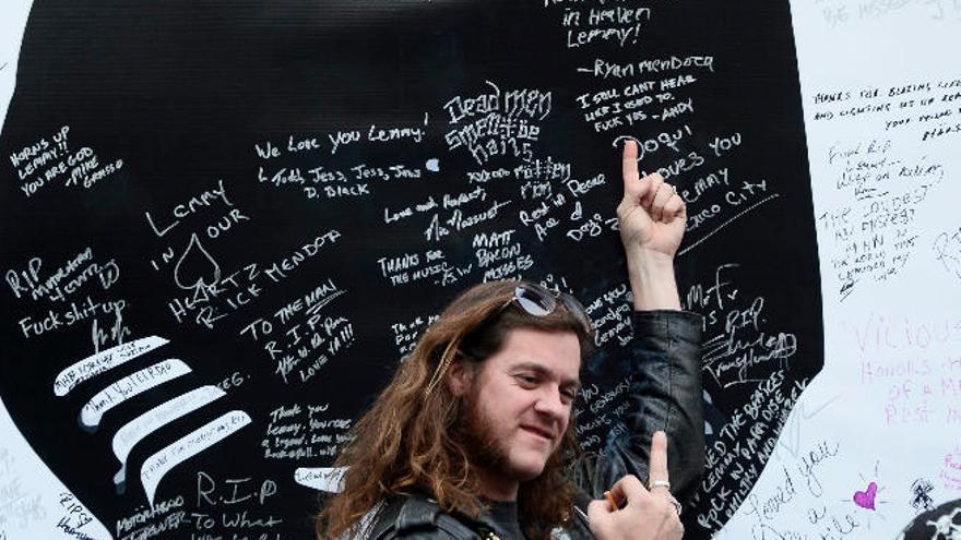 Dedicatorias a Lemmy, en un mural con la silueta del fallecido cantante.