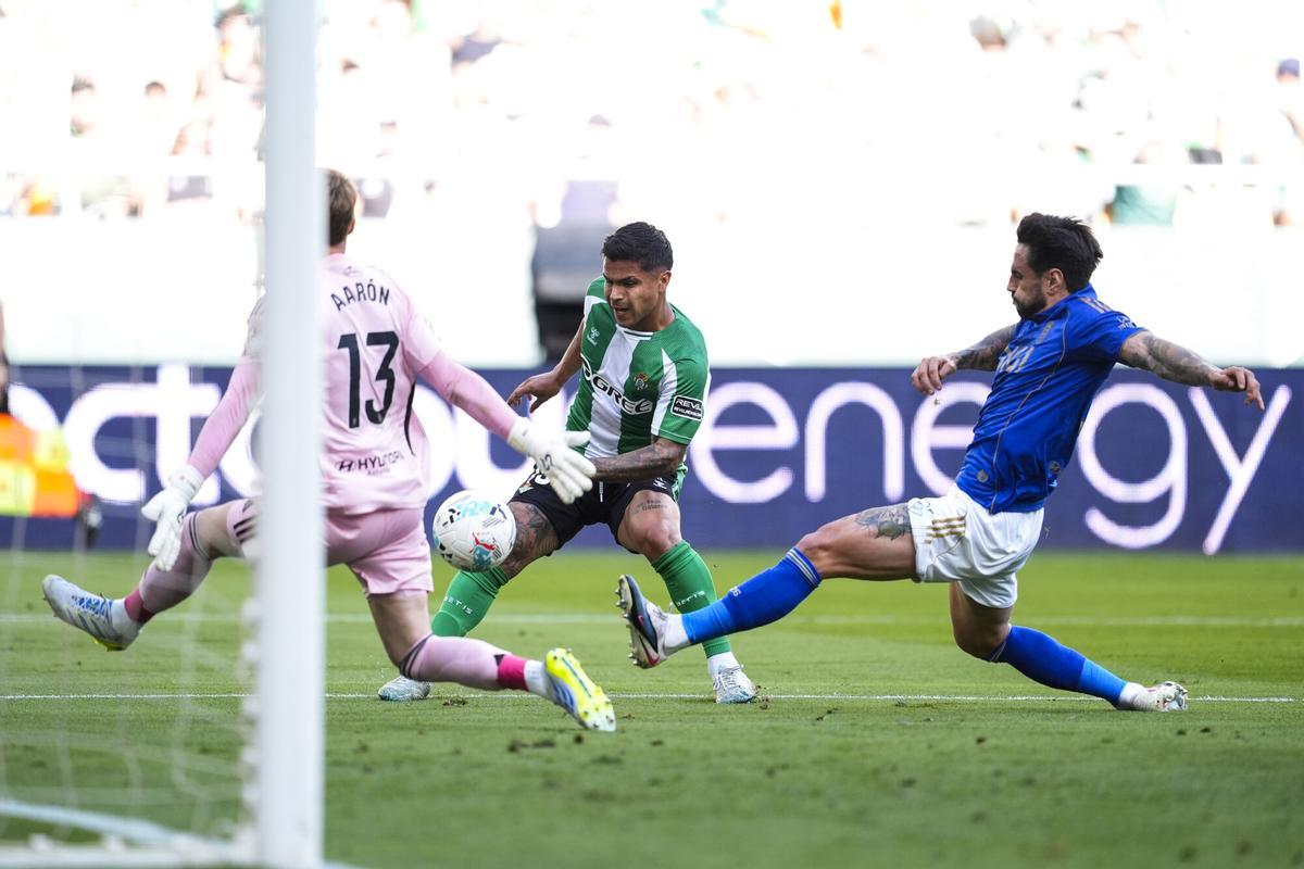 Las imágenes del Betis-Oviedo en el Estadio de la Cartuja Las imágenes del Betis-Oviedo en el Estadio de la Cartuja