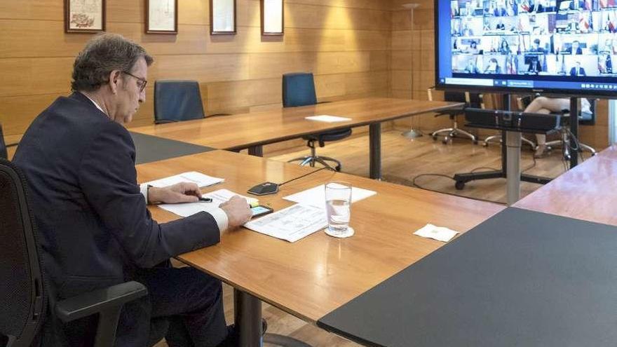 Feijóo, ayer durante la reunión telemática del presidente del Gobierno y los de las autonomías. // Efe