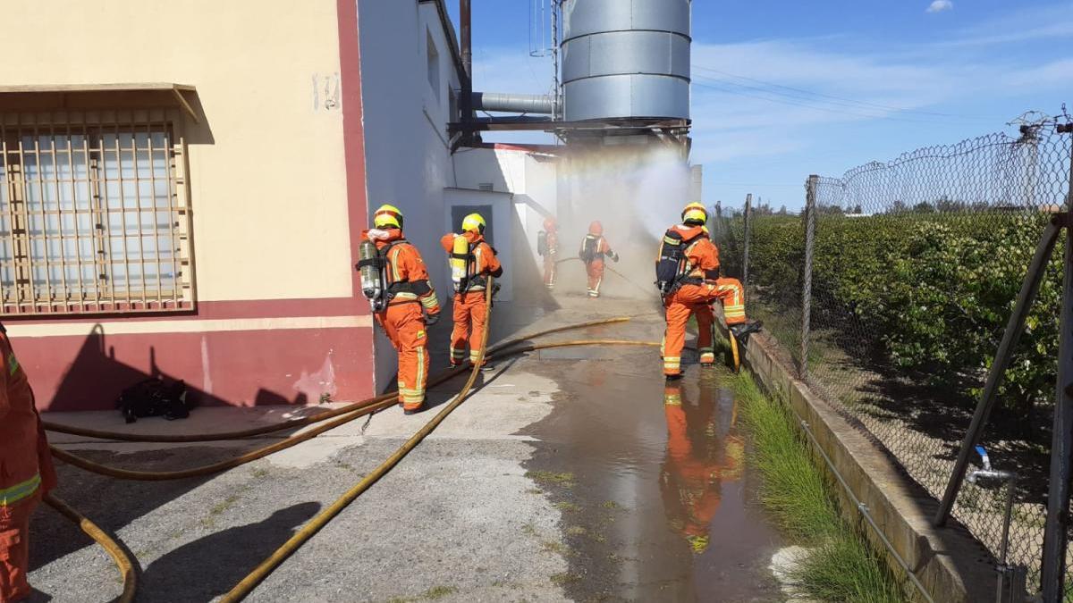 Un incendio en una empresa de maderas de Carlet moviliza a los bomberos