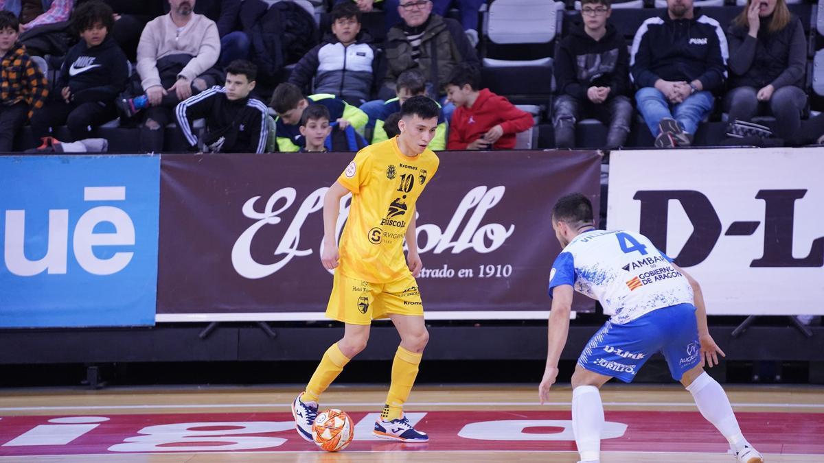 El futbolista del Peñíscola contra el balón ante la presión rival.