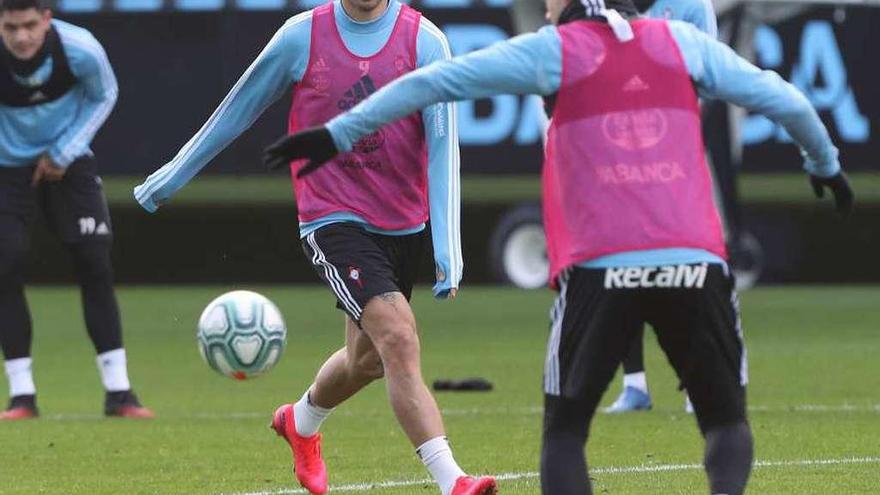 Fedor Smolov, con Santi Mina, durante el entrenamiento matinal celebrado ayer en Balaídos. // R. Grobas