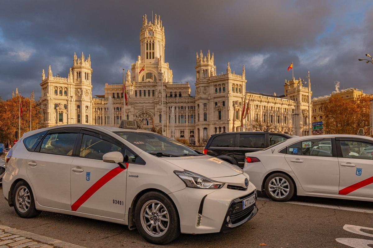 L’idioma i el nou requisit de l’ESO limiten l’accés al taxi a Madrid per als conductors estrangers