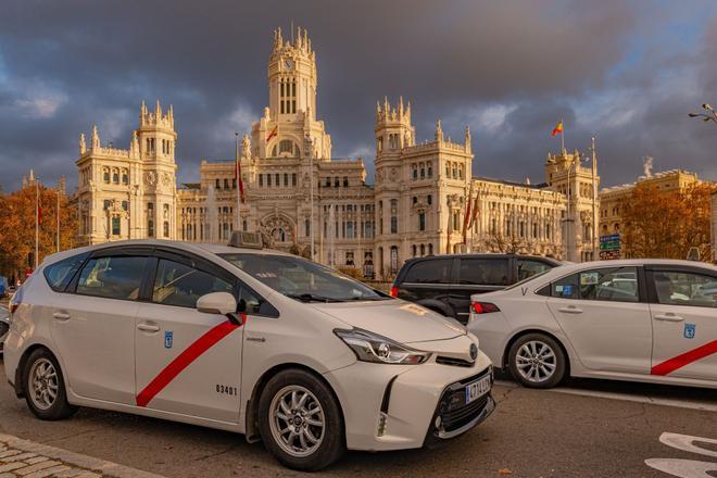L’idioma i el nou requisit de l’ESO limiten l’accés al taxi a Madrid per als conductors estrangers