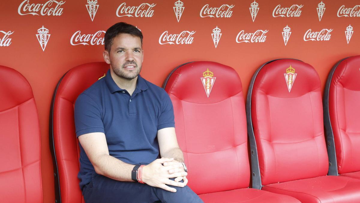 José Riestra y Nicolás Larcamón, nuevo entrenador Del Real Sporting de Gijón durante su presentación en la sala de prensa del Molinón
