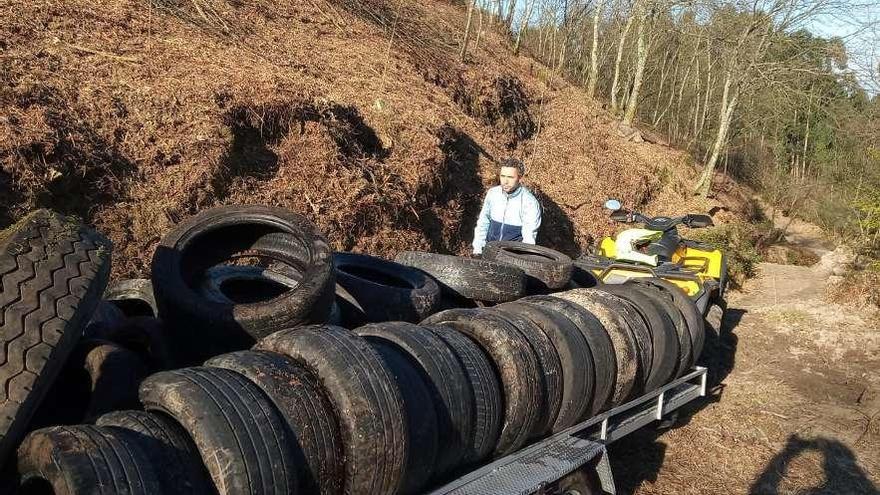 Miembros de la comunidad de montes retiran más de cincuenta ruedas de la frontera con Tomiño, ayer.