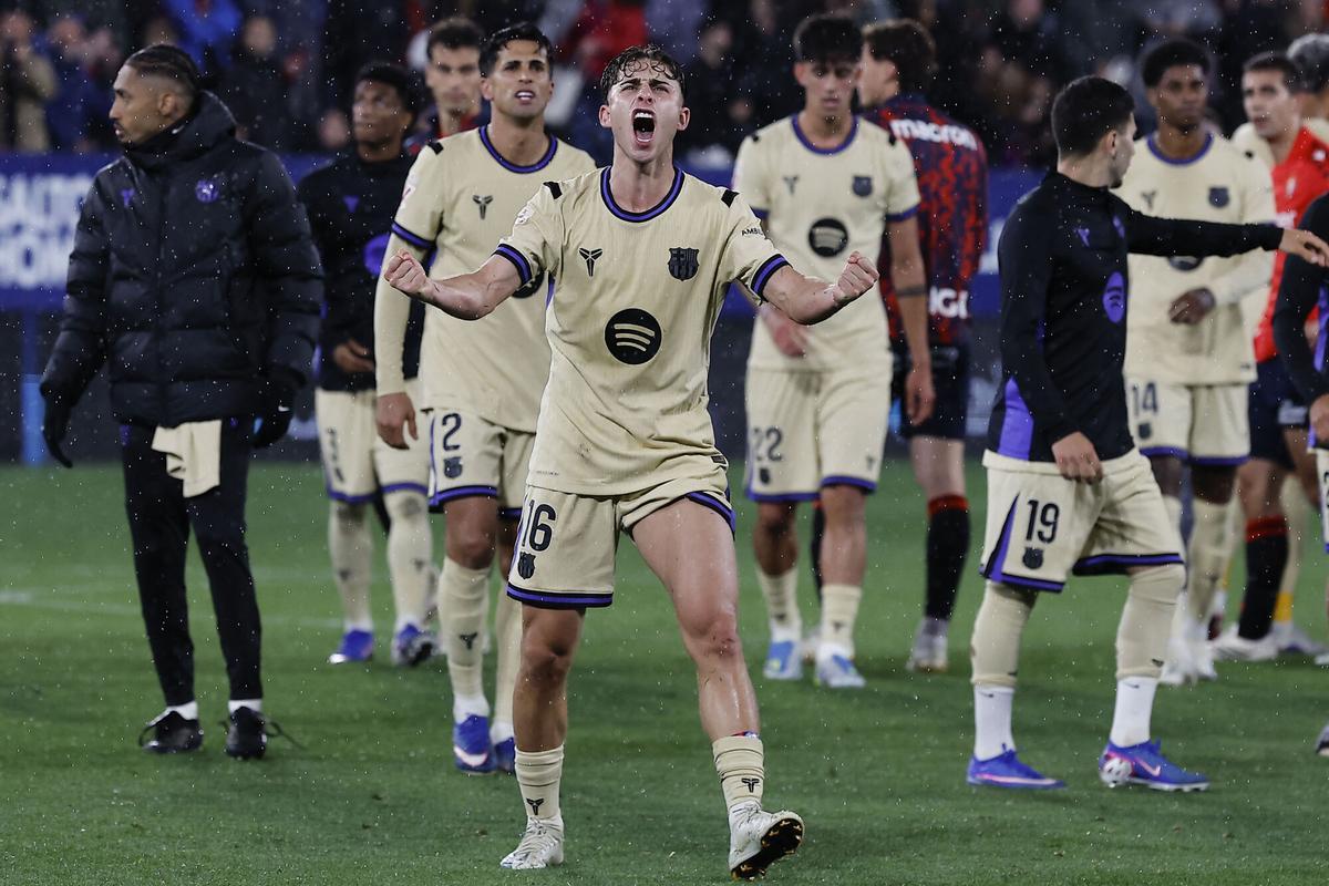 Fermín López celebra la victoria sobre Osasuna al final del partido de El Sadar.