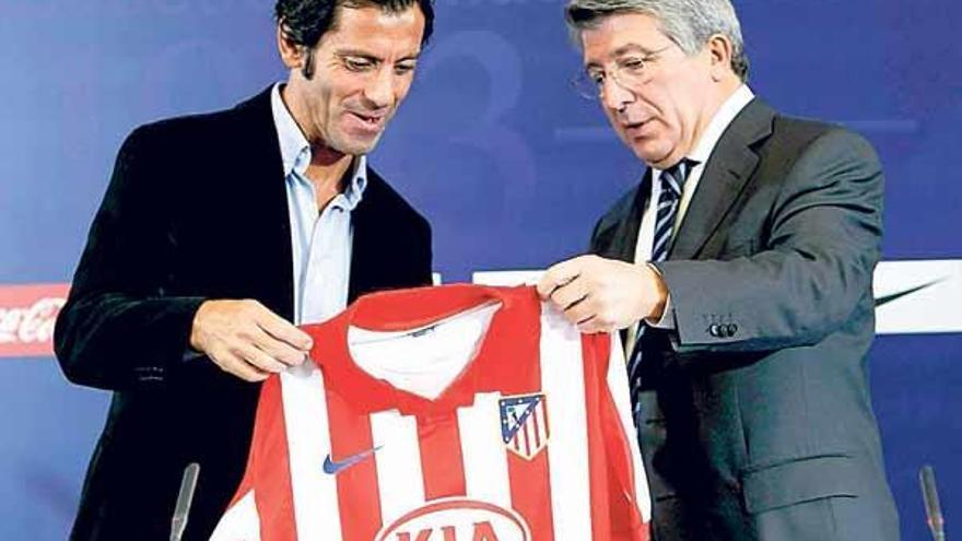 Quique Sánchez Flores recibe la camiseta del Atlético de manos de Enrique Cerezo.