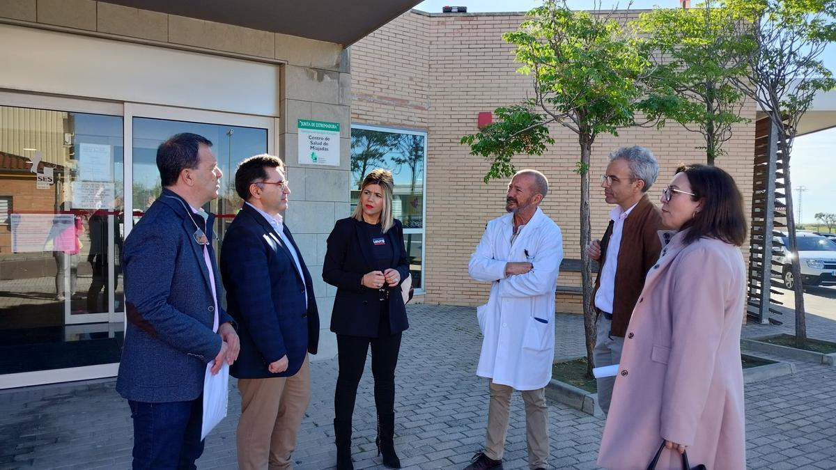 El gerente del Servicio Extremeño de Salud, Jesús Vilés, y la gerente del Área de Salud de Cáceres, Encarna Solís, visitan el centro de salud de la localidad cacereña.