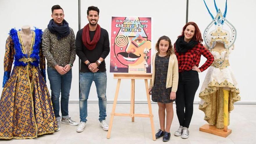 Sánchez, Iglesias, Hernández y Fernández posan con el cartel que anuncia el carnaval.