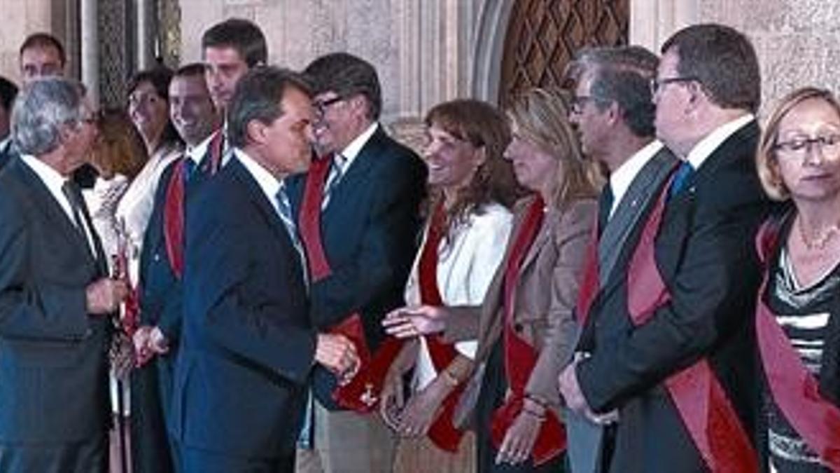 Artur Mas saluda a los 41 concejales, en la galería gótica del Palau de la Generalitat.