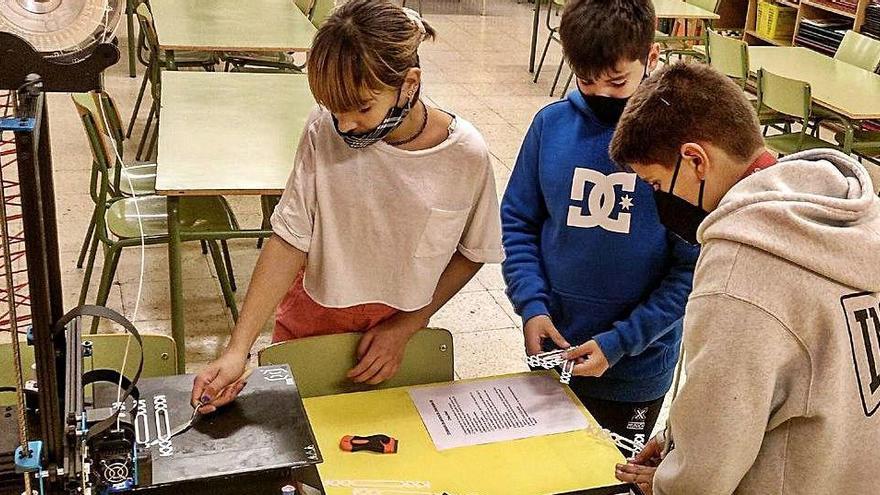 Tres dels 26 alumnes de sisè de l&#039;escola Guillem de Balsareny en plena producció amb la impressora 3D