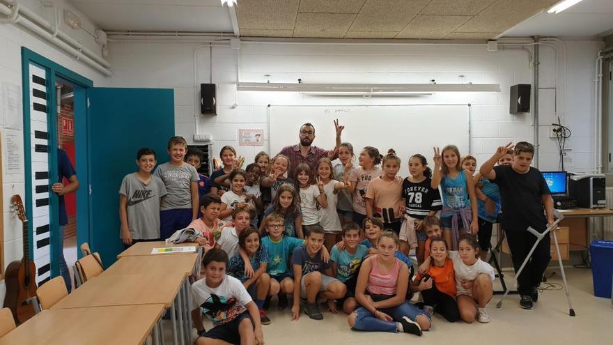 Jair Domínguez, amb els alumnes de cicle superior.