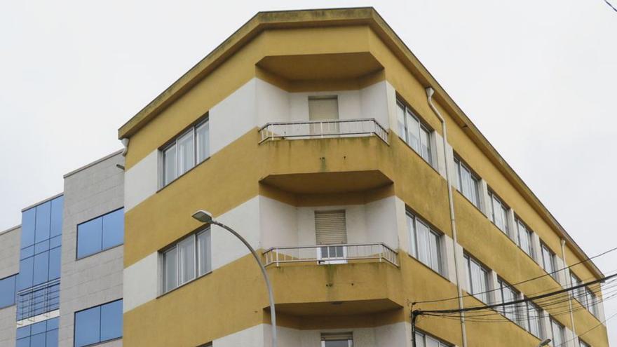 El edificio que se rehabilitará en A Laracha. | LOC