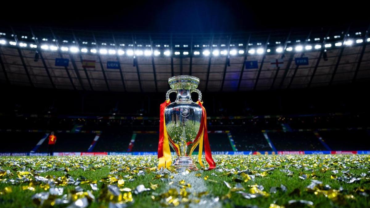 Imagen del trofeo de campeones de la Eurocopa sobre el césped de Berlín