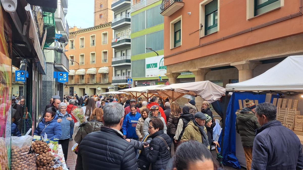 Ambiente en las calles de Barbastro, este lunes.