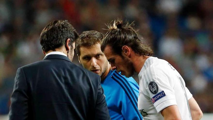 Bale, al abandonar el campo en el partido ante el Shakhtar.