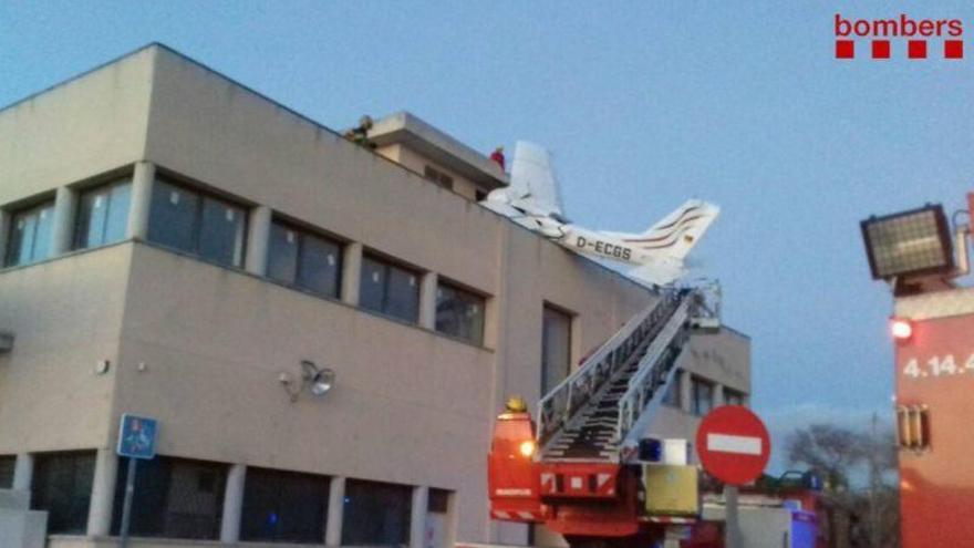 Al menos dos muertos al estrellarse una avioneta en Badia del Vallès (Barcelona)