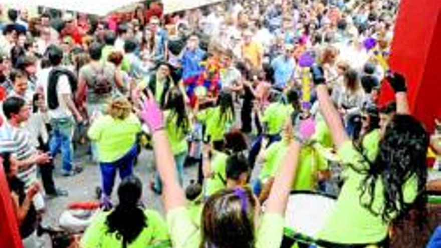 La llegada de comarcanos anima la fiesta y la feria vive su mejor día