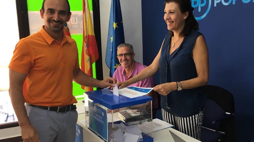 El diputado Óscar Gamazo vota por Pablo Casado