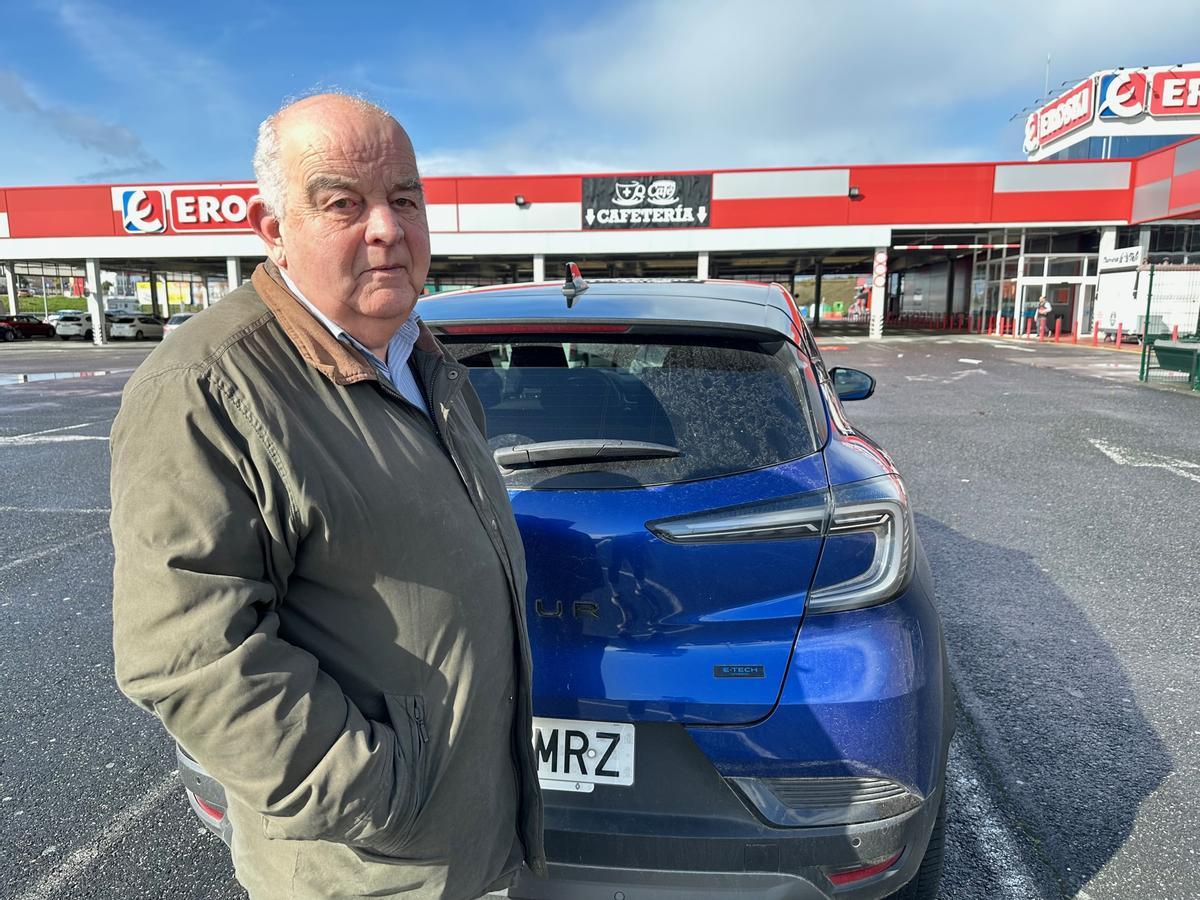 El asturiano tras hacer su compra.