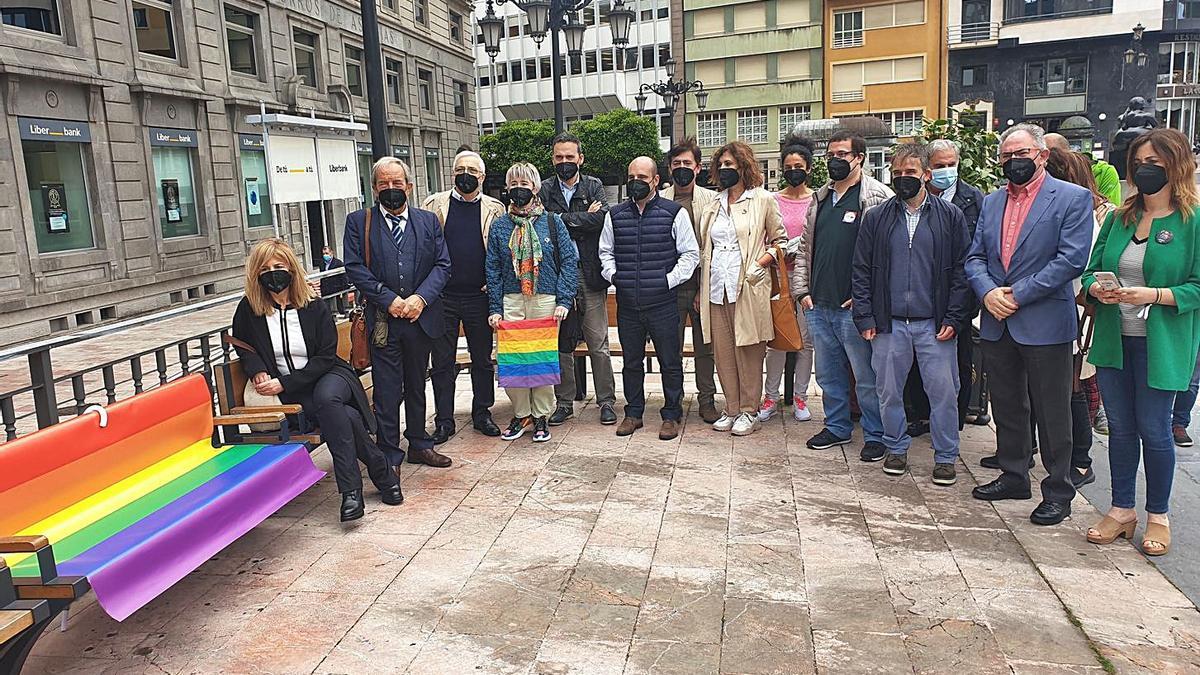 El PSOE celebra el Orgullo LGTBI reivindicando los bancos arcoíris | LNE