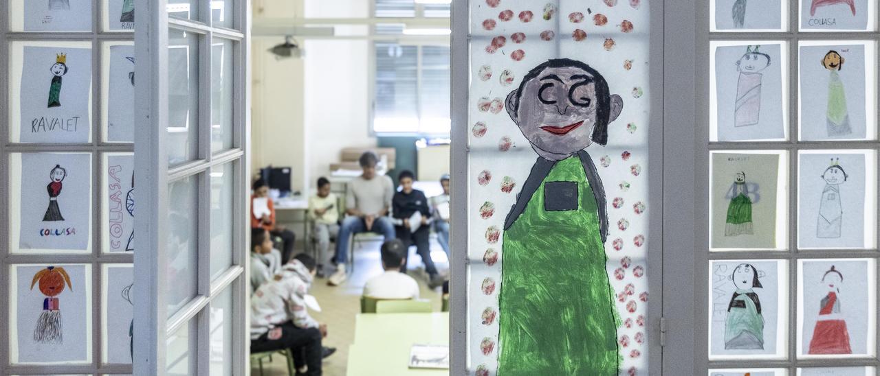 Pasillo de una escuela pública en el barrio del Raval, en Barcelona, este curso.